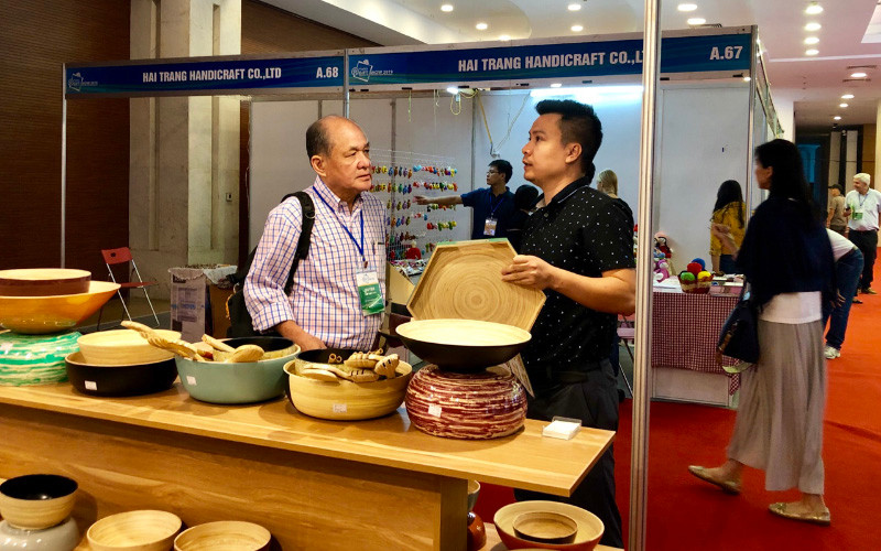 Khách tham quan, tìm hiểu sản phẩm thủ công mỹ nghệ tại Hội chợ Hanoi Gift Show 2019.
