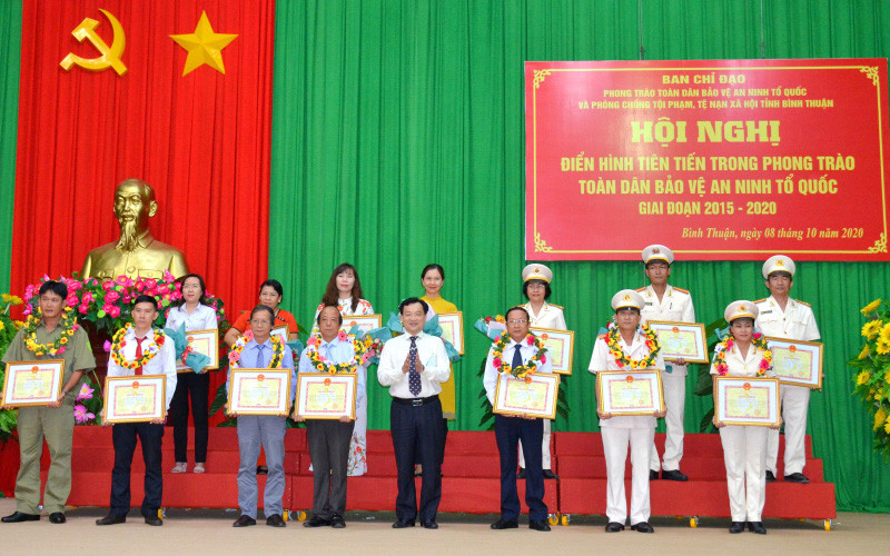 Các tập thể và cá nhân có thành tích xuất sắc trong thực hiện Quyết định số 521/QĐ-Ttg của Thủ tướng Chính phủ về “Ngày hội toàn dân bảo vệ an ninh Tổ quốc” giai đoạn 2015-2020 được Chủ tịch UBND tỉnh Bình Thuận tặng Bằng khen.