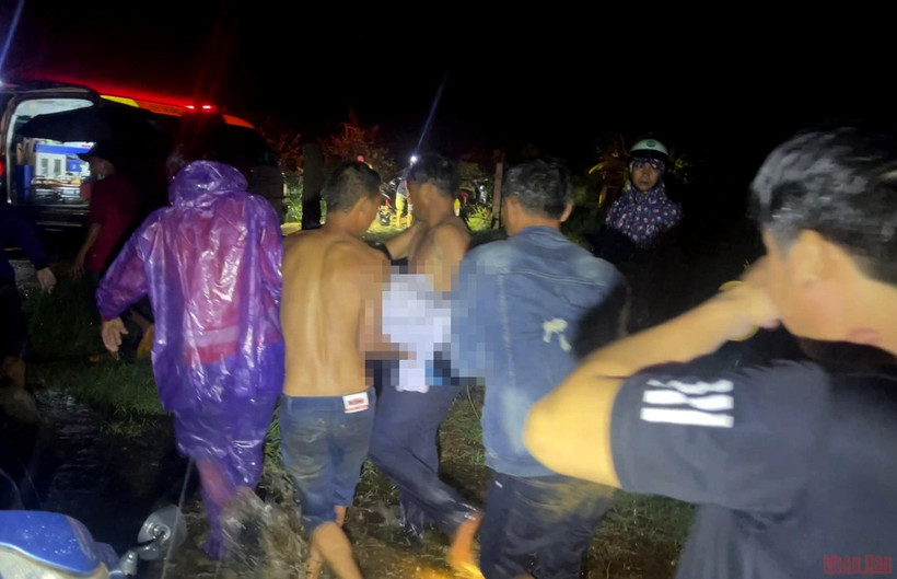 Tìm thấy thi thể nạn nhân và chuyển lên xe cứu thương đưa về gia đình lo hậu sự.