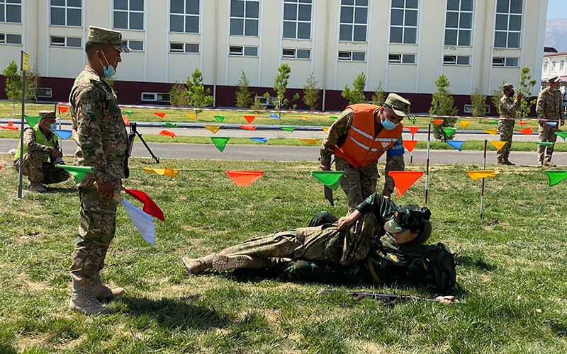 Nhân viên Quân y Việt Nam thực hiện bài thi. Ảnh: BẠCH ĐẰNG