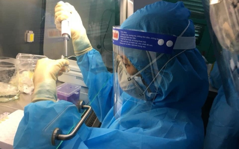 Trung tâm Kiểm soát bệnh tật Bắc Kạn xét nghiệm mẫu bệnh phẩm.