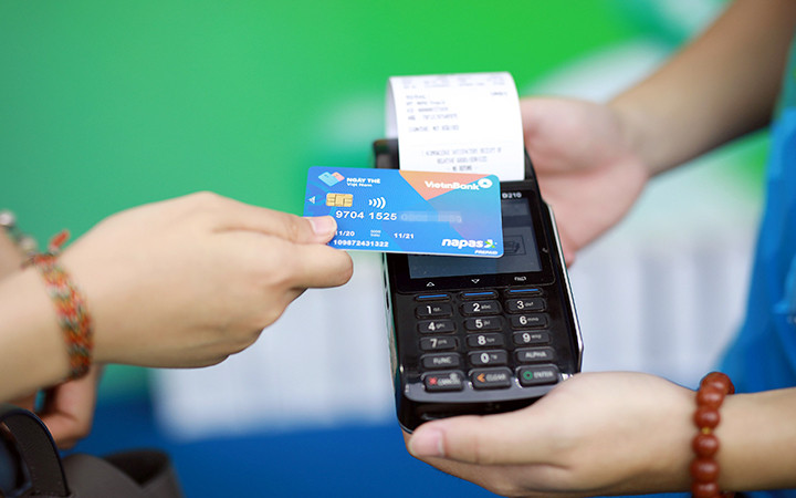 Công nghệ chip giúp thẻ ngân hàng an toàn, bảo mật hơn.