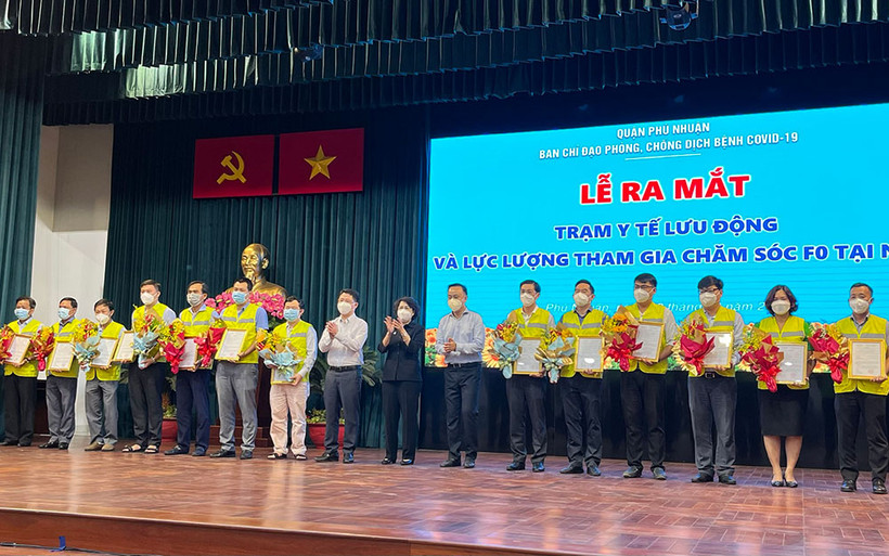 Ra mắt Trạm y tế lưu động tại 13 phường trên địa bàn quận Phú Nhuận.