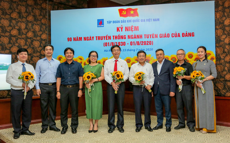 Tri ân các lãnh đạo Ban Tuyên giáo Đảng ủy tập đoàn qua các thời kỳ.