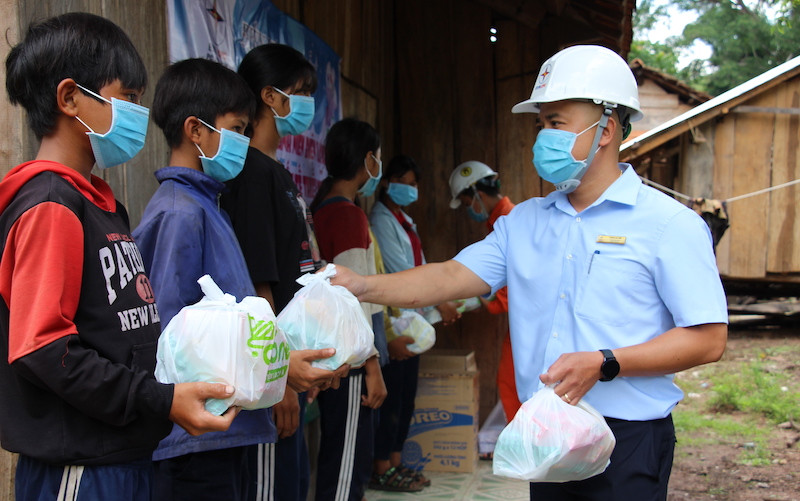 Cán bộ, công nhân Điện lực Kon Rẫy tặng các phần quà nhân dịp Quốc tế Thiếu nhi 1-6 cho các cháu làng Đăk Nghen, xã Đăk Pne, huyện Kon Rẫy.