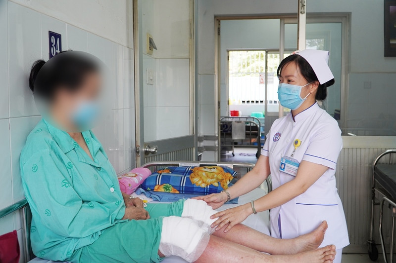 Bệnh nhân V.T.H. được các bác sĩ Bệnh viện Chợ Rẫy điều trị. (Ảnh BVCC)