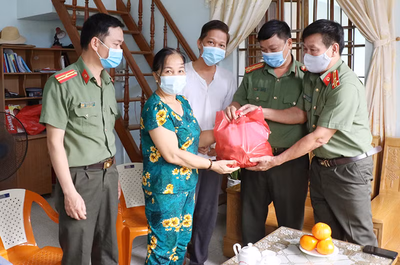 Lực lượng An ninh Công an tỉnh Thanh Hóa trao tặng quà cho đồng đội có gia cảnh khó khăn.