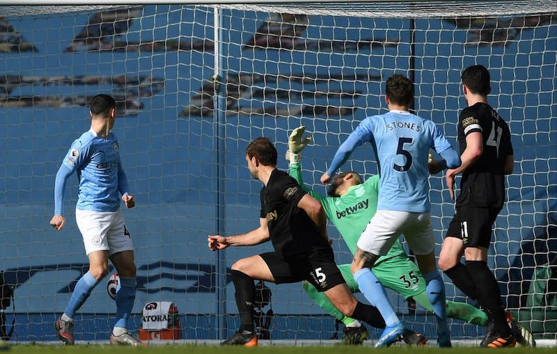 J. Stone (số 5) ghi bàn thắng thứ hai cho Man City.