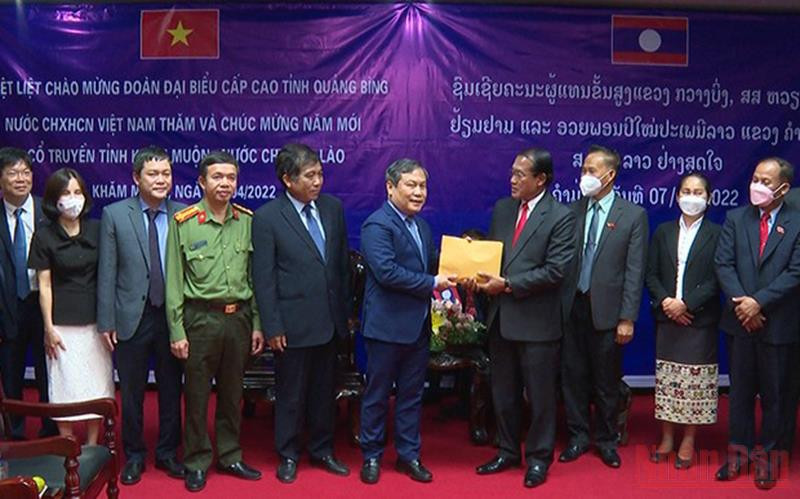 Đoàn đại biểu Quảng Bình tặng quà, chúc Tết tỉnh Khăm Muộn, Lào.