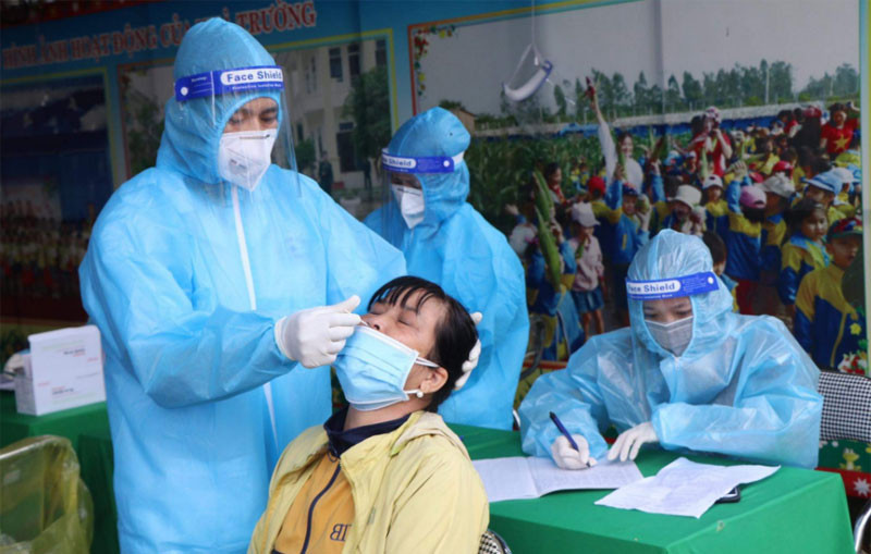 Lấy mẫu xét nghiệm diện rộng cho người dân trên địa bàn tỉnh Phú Thọ.