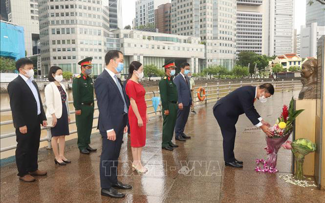 Đại sứ Việt Nam tại Singapore Mai Phước Dũng trang trọng đặt hoa tưởng nhớ Chủ tịch Hồ Chí Minh. (Ảnh: TTXVN)