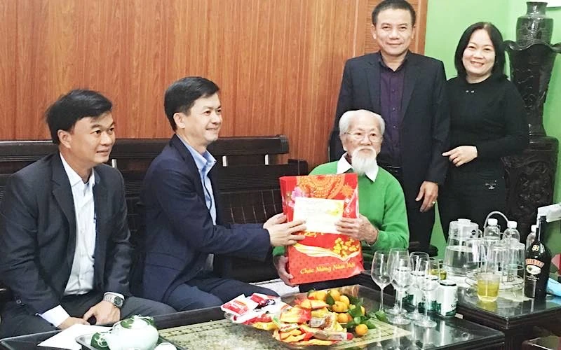 Đồng chí Lê Quang Tùng, Bí thư Tỉnh ủy Quảng Trị và đồng chí Nguyễn Chiến Thắng, Bí thư Thành ủy Đông Hà thăm, chúc Tết cụ Phạm Huề. 