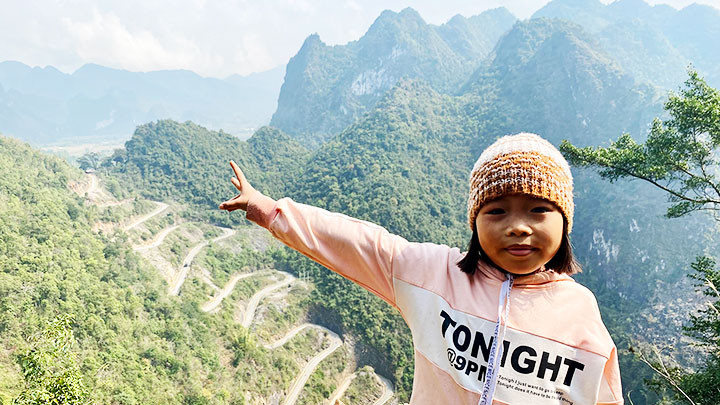 Khánh Huyền ở bệ xi-măng bà em đã đắp để ngắm toàn cảnh Khau Cốc Chà.