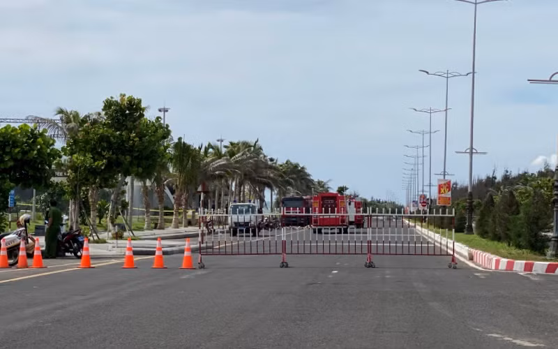 Đến 10 giờ 30 phút sáng 24-5, hiện trường vẫn đang bị phong tỏa, công tác chữa cháy đang tiếp tục triển khai.