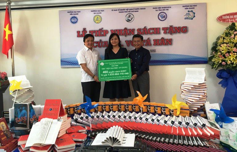 Ủy ban người Việt Nam ở nước ngoài TP Hồ Chí Minh trao tặng sách cho các trường.