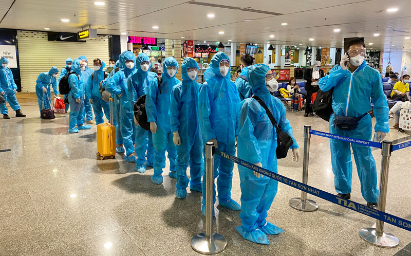 Công an TP Hồ Chí Minh làm thủ tục trục xuất các đối tượng người nước ngoài nhập cảnh trái phép vào TP Hồ Chí Minh. Ảnh: NHẬT NAM 