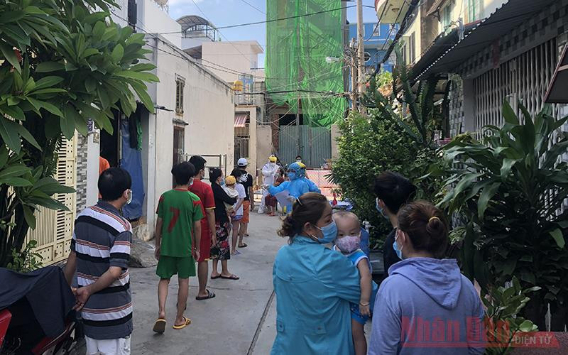 Người dân trong khu vực phong tỏa xếp hàng chờ lấy mẫu xét nghiệm Covid-19.