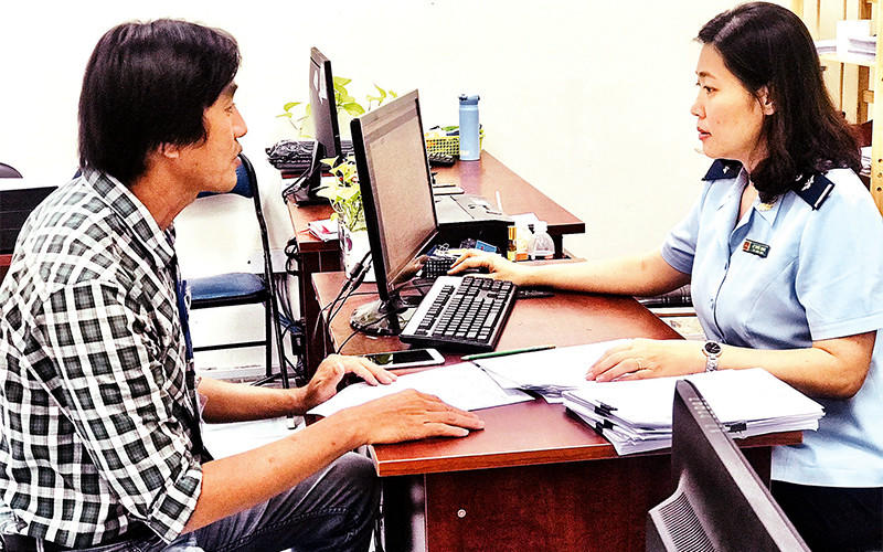 Đại diện doanh nghiệp đến Cục Hải quan thành phố làm thủ tục tham vấn giá.