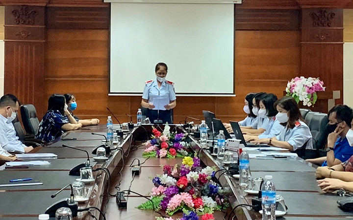 Đoàn thanh tra chuyên ngành bảo hiểm xã hội Quảng Ninh công bố quyết định thanh tra các doanh nghiệp tại tỉnh. (Ảnh: Đơn vị cung cấp).