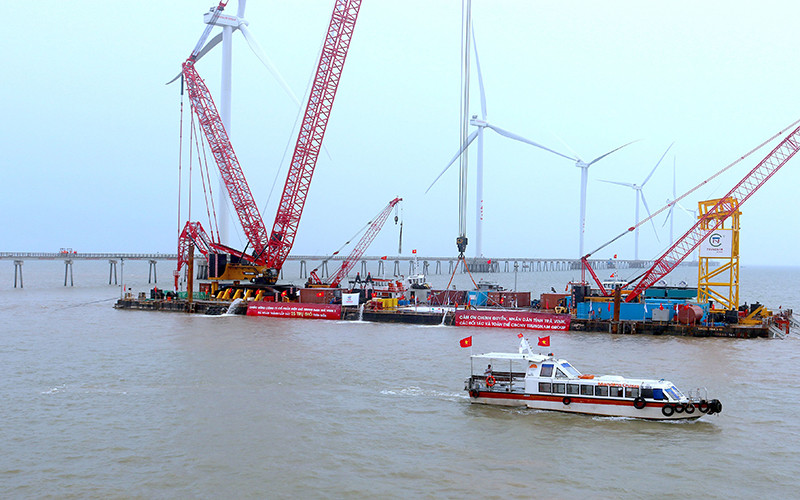 Lắp đặt các tua-bin gió Công trình điện gió Ðông Hải 1 (Trà Vinh). Ảnh: MINH KHỞI 