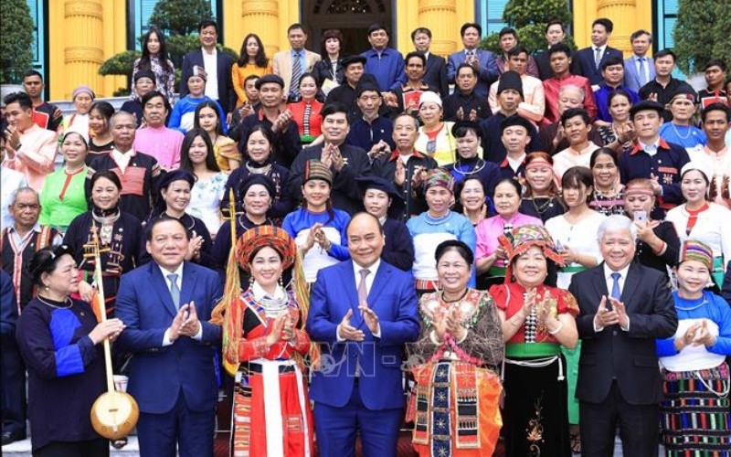 Chủ tịch nước Nguyễn Xuân Phúc gặp mặt Đoàn đại biểu già làng, trưởng bản, nghệ nhân người dân tộc thiểu số tiêu biểu. (Ảnh: TTXVN)