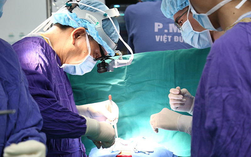 Các bác sĩ tiến hành ghép tim cho bệnh nhi.