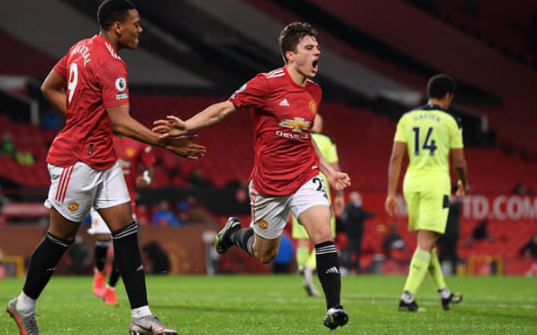 D. James (phải) ghi bàn thứ 2 cho Man United.