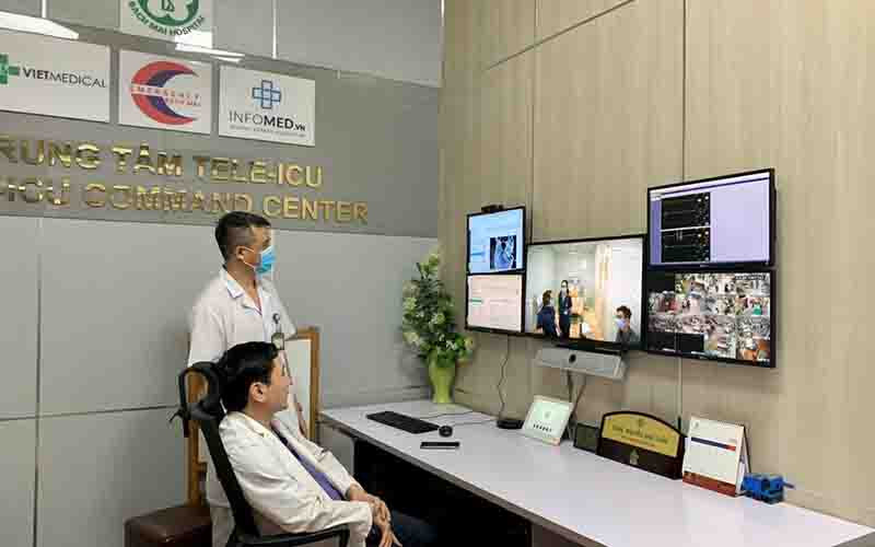 TS, BS Đỗ Ngọc Sơn ngồi tại Trung tâm chỉ huy trực tiếp đọc các chỉ số sinh hiệu, dữ liệu chẩn đoán hình ảnh trên hệ thống Tele-ICU và đưa ra tư vấn hướng điều trị cho bệnh nhân.