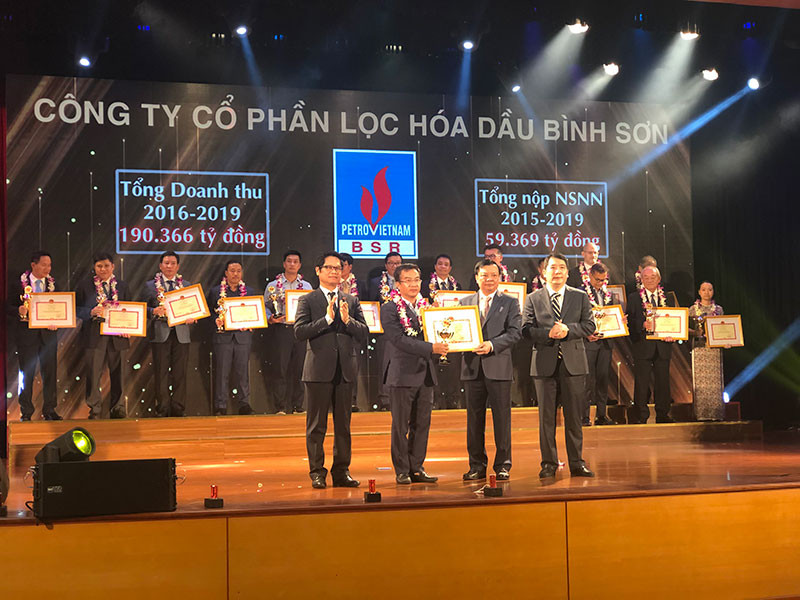 Ông Nguyễn Việt Thắng - Phó Tổng Giám đốc BSR, thay mặt lãnh đạo BSR nhận bằng khen của Bộ Tài chính.