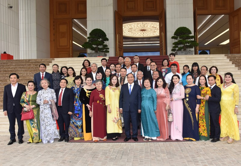 Thủ tướng gặp mặt đoàn Quỹ Học bổng Vừ A Dính và CLB “Vì Hoàng Sa - Trường Sa thân yêu”