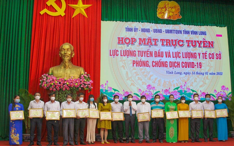 Bí thư Tỉnh ủy Vĩnh Long Bùi Văn Nghiêm trao khen cho những tập thể có thành tích xuất sắc trong công tác phòng, chống dịch Covid-1, sáng 14/1. (Ảnh: BÁ DŨNG) 