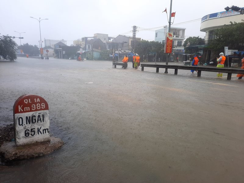 Quốc lộ 1A đoạn từ Kỳ Lý đến Quán Gò ngập sâu. 