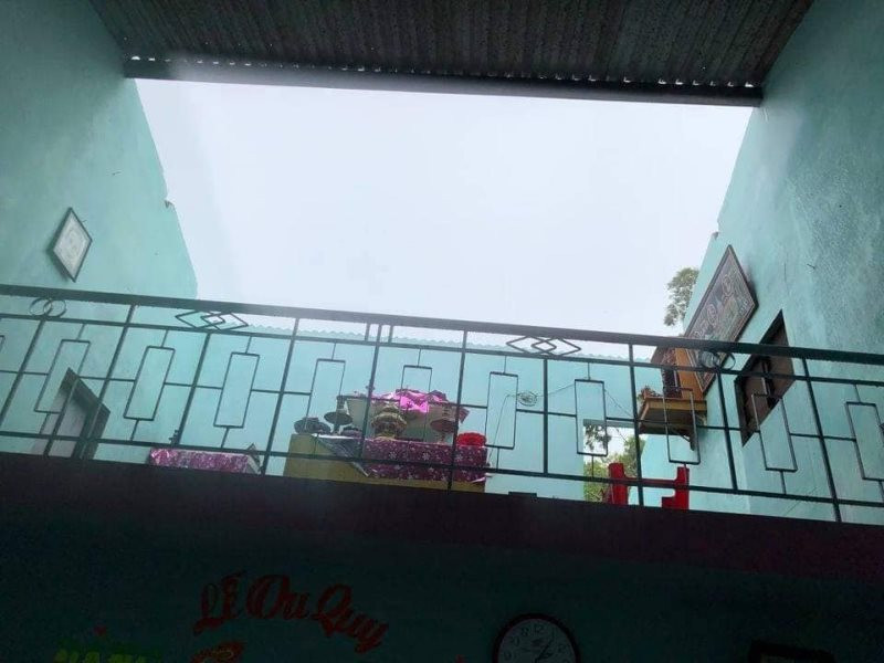 Nhà dân thôn Đồng Trì bị tốc mái.