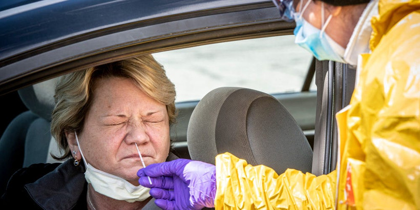 Lấy mẫu xét nghiệm Covid-19 tại New York, Mỹ. Ảnh: Getty Images.