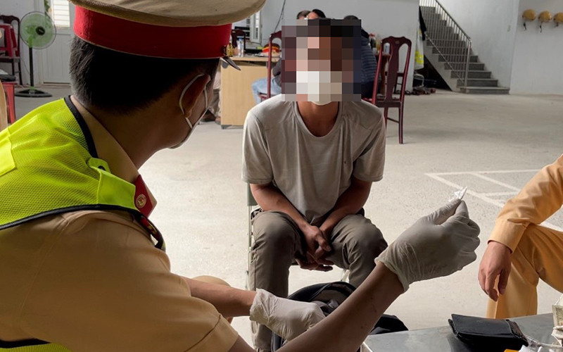 Cảnh sát giao thông phát hiện tài xế dương tính chất ma túy khi đang điều khiển ô-tô đi trên cao tốc. 