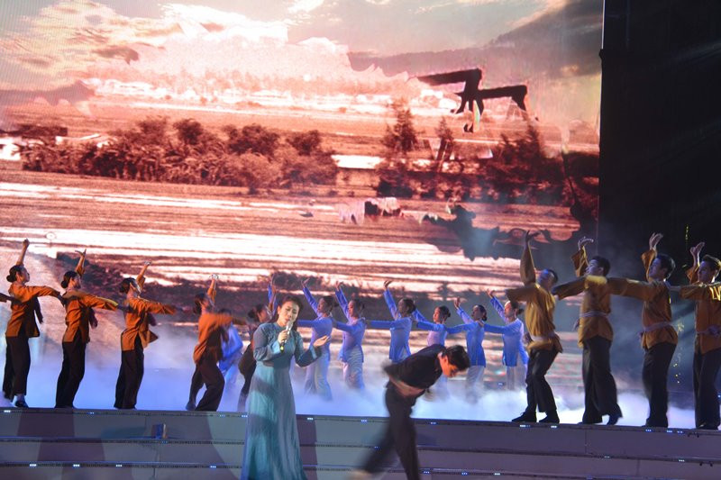 NSƯT Vân Khánh trình bày ca khúc “Câu hò bên bờ Hiền Lương” (Nhạc: Hoàng Hiệp; Lời: Đằng Giao).