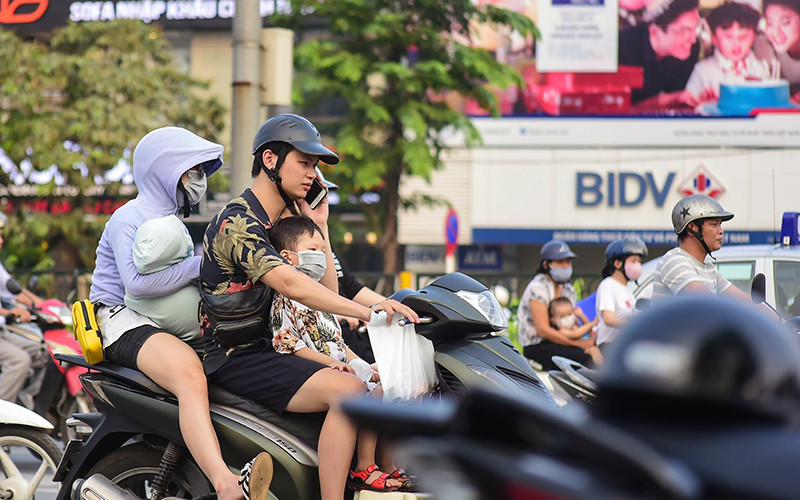Hành vi vừa điều khiển phương tiện vừa sử dụng điện thoại cần được xử lý nghiêm theo Nghị định số 100/2019/NÐ-CP của Chính phủ. 