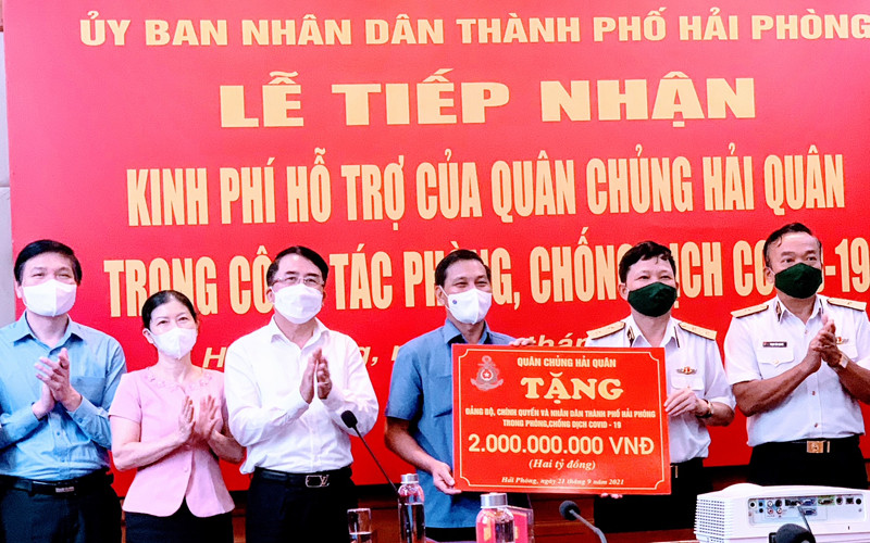 Đại diện lãnh đạo Quân chủng Hải Quân trao 2 tỷ đồng tặng TP Hải Phòng chống dịch Covid-19.