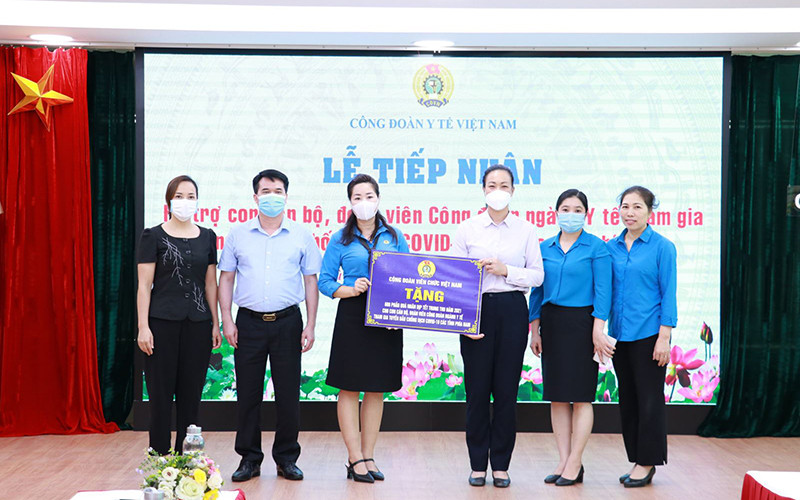 Chăm lo, động viên các cháu thiếu nhi là con những “chiến sĩ áo trắng”