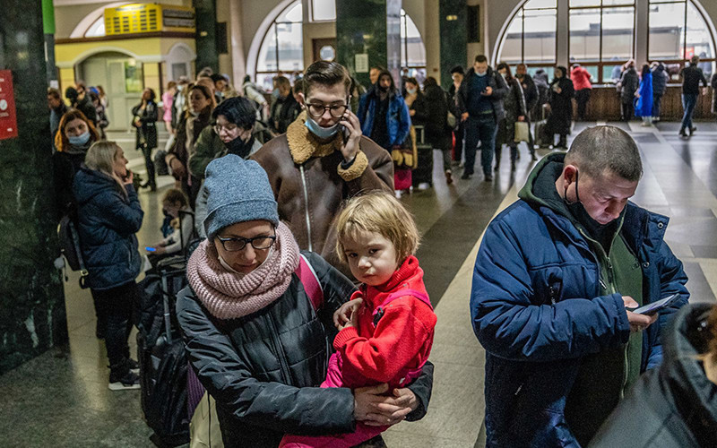 Người dân Ukraine xếp hàng mua vé tàu để sơ tán khỏi Kiev. 