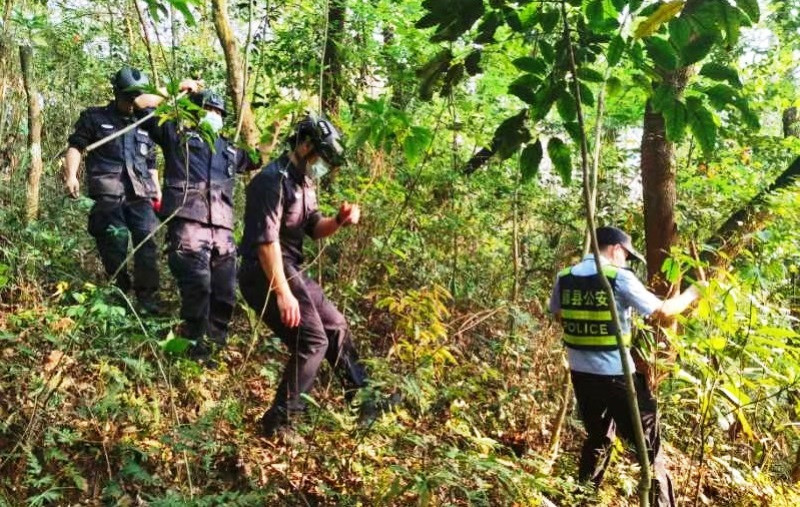 Lực lượng chức năng tìm kiếm cứu nạn tại hiện trường vụ tai nạn. (Ảnh: Nhân Dân nhật báo)