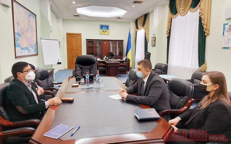 Đại sứ Nguyễn Hồng Thạch (bên trái) làm việc với ông Sergiy Kozyr, Tỉnh trưởng tỉnh Kherson. 