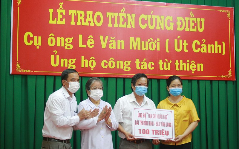 Đại diện gia đình cụ Lê Văn Mười trao tiền cúng điếu tới các tổ chức, cá nhân làm công tác an sinh xã hội trên địa bàn tỉnh Vĩnh Long.