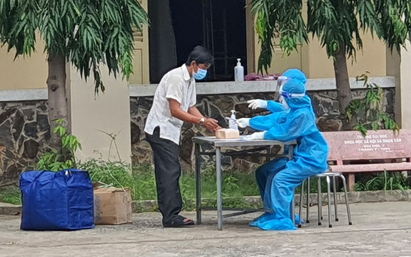 Làm thủ tục xuất viện cho bệnh nhân F0. (Ảnh: DIỄM HẰNG)