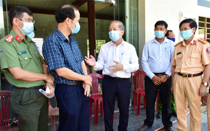 Chủ tịch UBND tỉnh Phan Ngọc Thọ kiểm tra, chỉ đạo các lực lượng chức năng lập chốt mới tại thi trấn Lăng Cô để kiểm soát, ngăn chặn dịch Covid-19 lây lan.