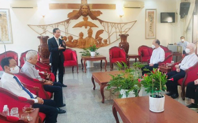 Nhân Lễ Phục sinh năm 2022, Trưởng Ban Tôn giáo Chính phủ Vũ Hoài Bắc đến thăm, chúc mừng các chức sắc, chức việc, đồng bào Công giáo Giáo phận Xuân Lộc, tỉnh Đồng Nai, ngày 12/4. Ảnh: Lê Đức Dũng