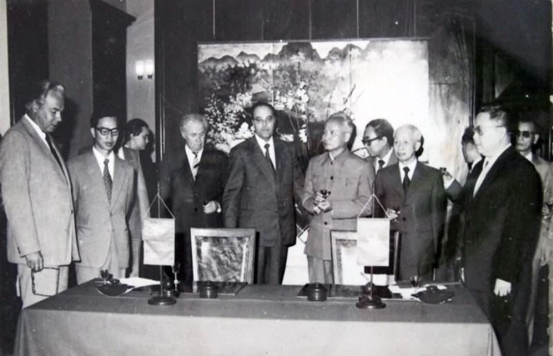 Đại diện hai Chính phủ Liên Xô và Việt Nam ký Hiệp định thành lập Vietsovpetro.