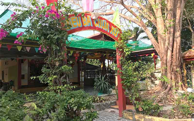 Miếu Bà Chúa Xứ, nơi bà C bị bà Tám hành hung, lấy tài sản.