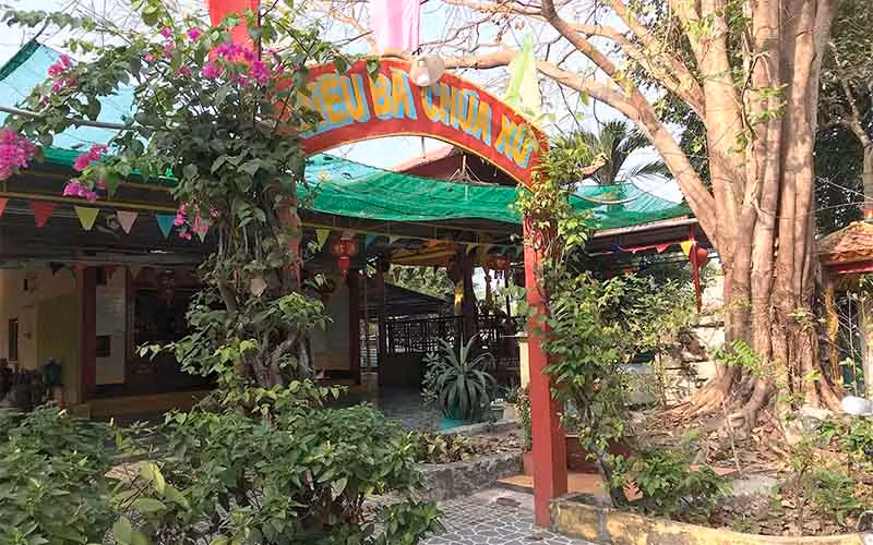 Miếu Bà Chúa Xứ, nơi bà C bị bà Tám hành hung, lấy tài sản.