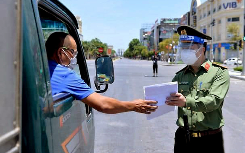 Kiểm soát chặt tại các chốt chặn ở thành phố Vinh.